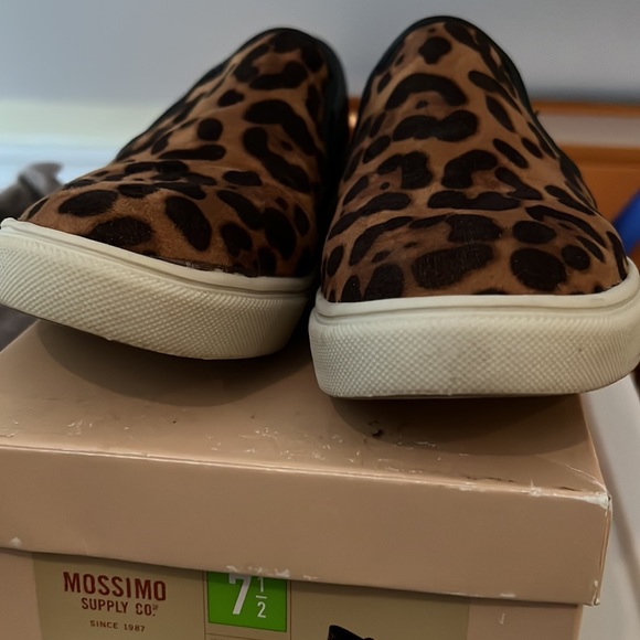 Cheetah Slide on. Size 7.5 - Picture 5 of 7